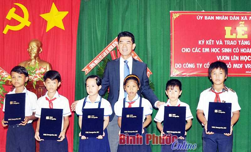 20 học sinh tiêu biểu nhận “Học bổng VRG Dongwha”