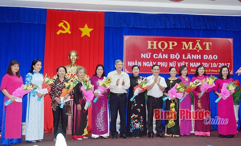 Đồng Xo&agrave;i họp mặt nữ c&aacute;n bộ l&atilde;nh đạo qua c&aacute;c thời kỳ