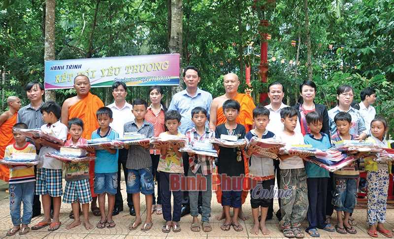 Thăm và tặng quà 82 hội đồng già làng
