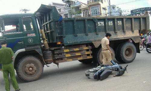 Tử nạn do đụng xe tải đang đậu