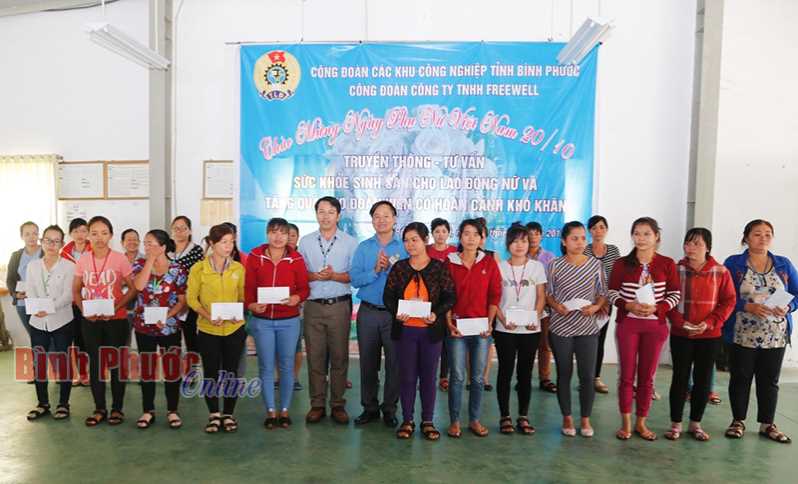 Truyền thông sức khỏe sinh sản và tặng quà cho nữ công nhân