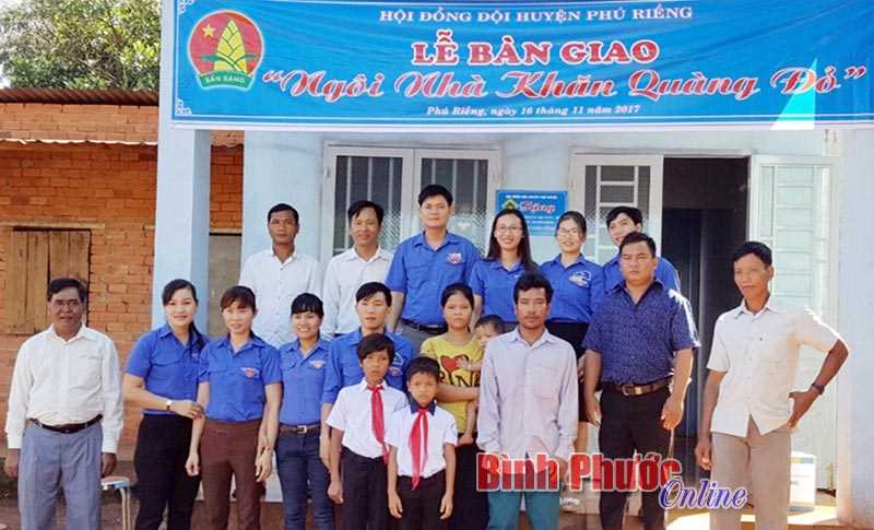 Gia đình em Điểu Thang được tặng nhà “Khăn quàng đỏ”