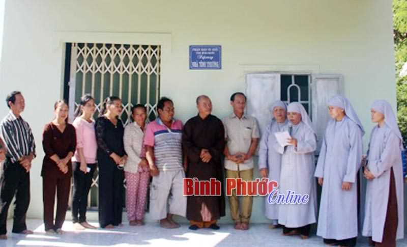 Gia đ&igrave;nh &ocirc;ng B&ugrave;i Văn Long được tặng nh&agrave; t&igrave;nh thương