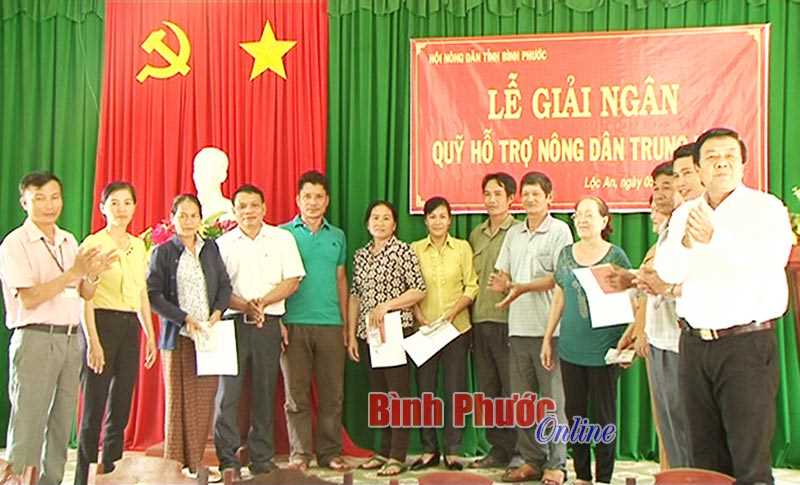 Giải ngân 1 tỷ đồng vốn vay hỗ trợ nông dân huyện Lộc Ninh