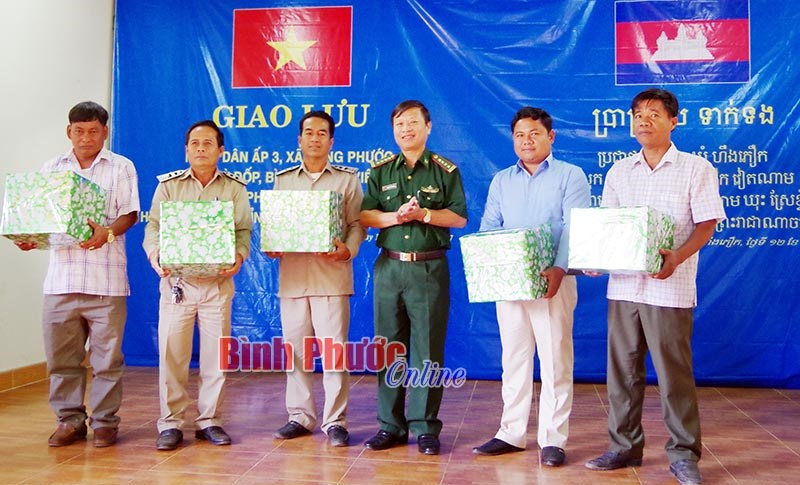 Giao lưu nh&acirc;n d&acirc;n hai b&ecirc;n bi&ecirc;n giới Việt Nam - Campuchia