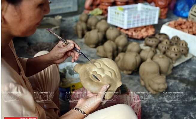 C&aacute;ch thức sản xuất thủ c&ocirc;ng, gần như độc nhất của l&agrave;ng gốm Thanh H&agrave;
