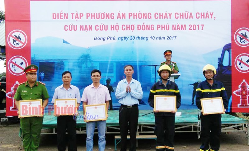 Diễn tập chữa ch&aacute;y chợ Đồng Ph&uacute;