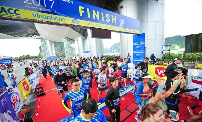 Hàng ngàn vận động viên 'đội rét' chinh phục 42km marathon ở Hạ Long