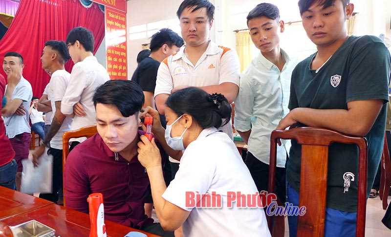 Đồng Xo&agrave;i: Kh&aacute;m tuyển nghĩa vụ qu&acirc;n sự 610 thanh ni&ecirc;n