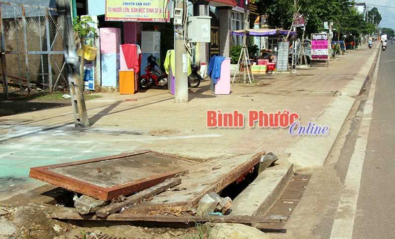 2 hố ga bị bật nắp g&acirc;y nguy hiểm