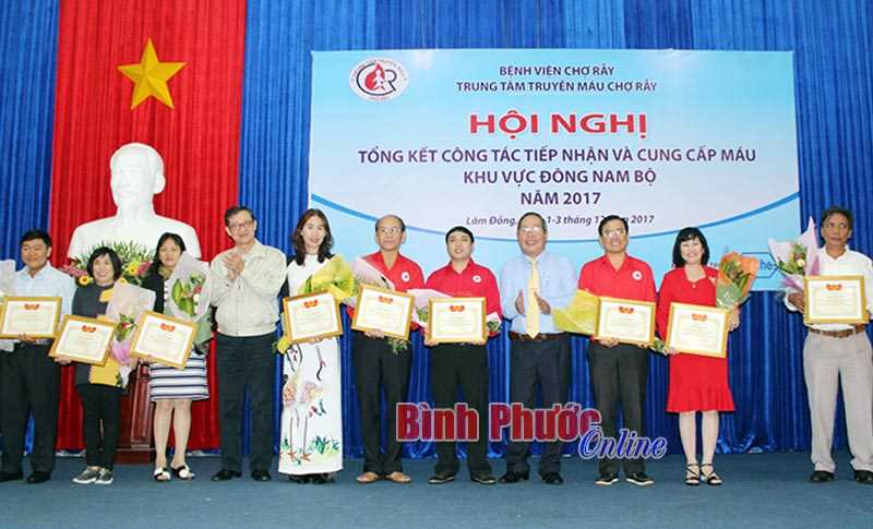 3 tập thể được Trung tâm Truyền máu Chợ Rẫy khen thưởng