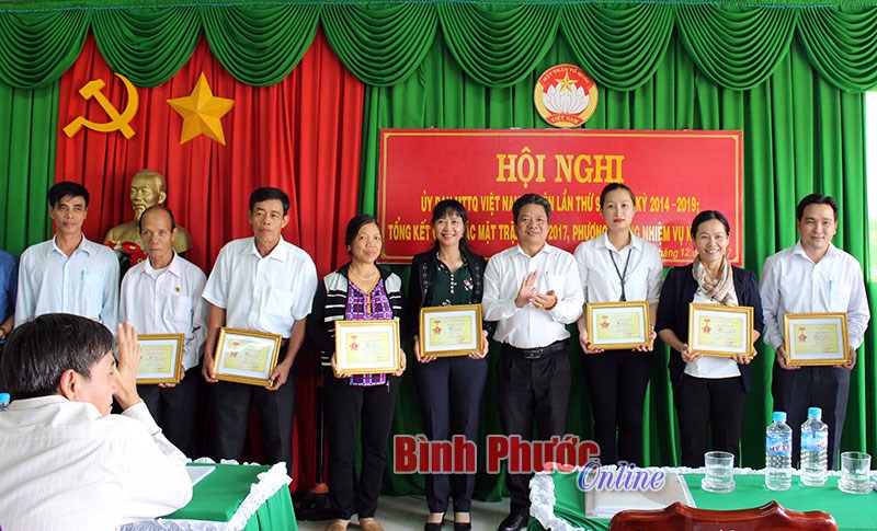 14 c&aacute; nh&acirc;n được tặng kỷ niệm chương v&igrave; sự nghiệp đại đo&agrave;n kết to&agrave;n d&acirc;n tộc