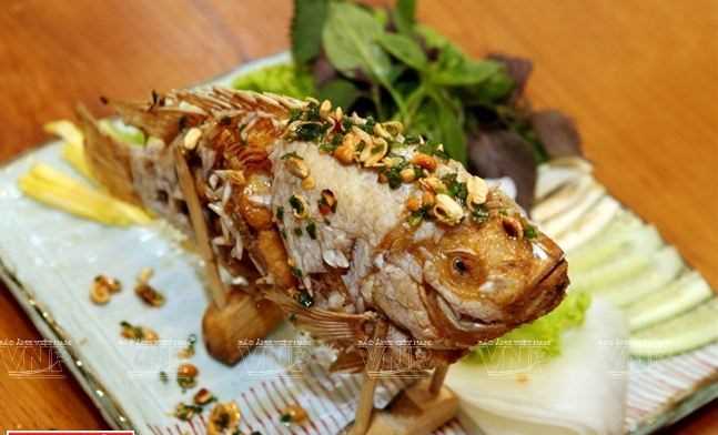 Cá điêu hồng chiên xù cuốn bánh tráng miền Tây Nam Bộ