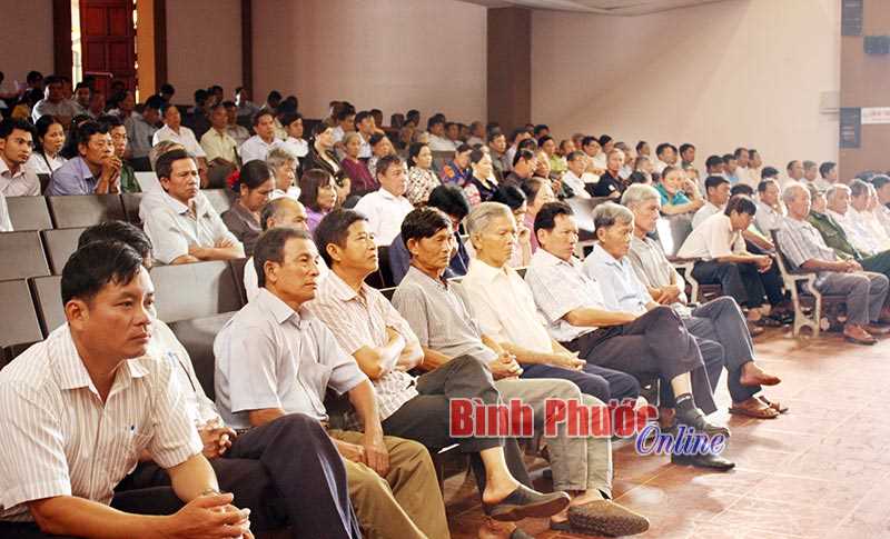 Huyện ủy Lộc Ninh tổ chức th&ocirc;ng tin thời sự