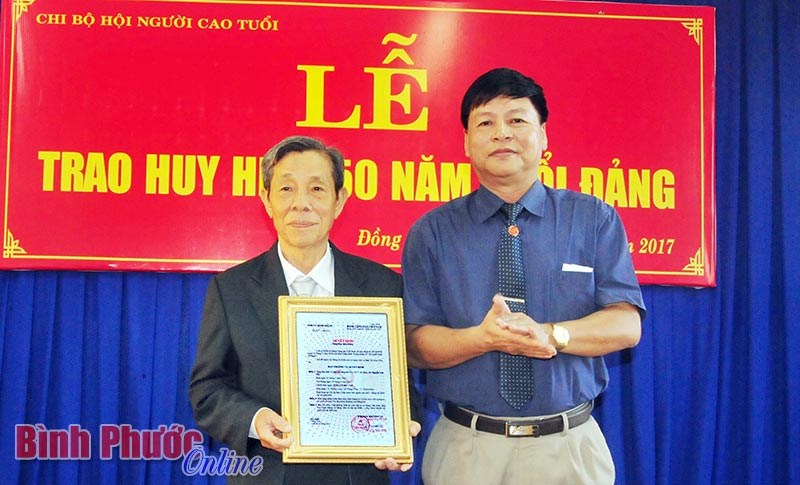 Tặng Huy hiệu 50 năm tuổi Đảng cho đồng ch&iacute; Nguyễn Văn Vẫy