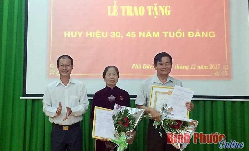 B&igrave;nh Long: Trao Huy hiệu Đảng cho 45 đảng vi&ecirc;n