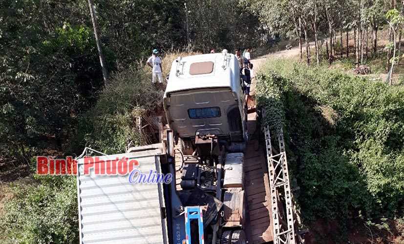 Ðồng Xoài khắc phục sự cố sập cầu Bưng Sê