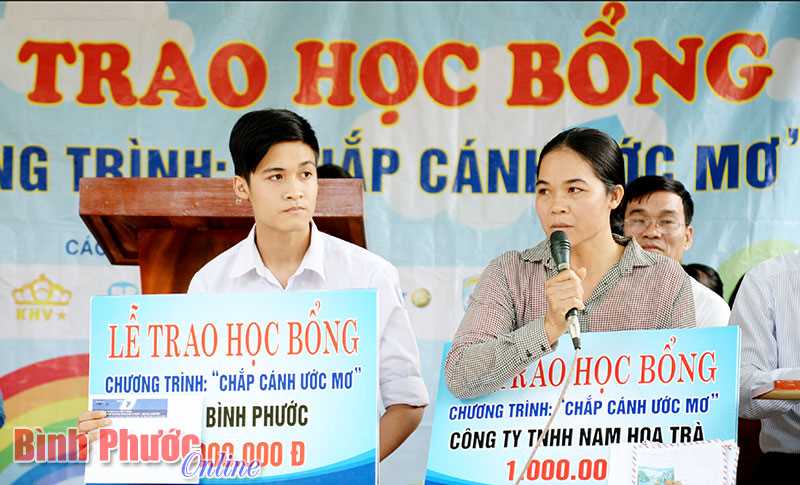 Em Lê Khắc Duẩn nhận học bổng 42,6 triệu đồng