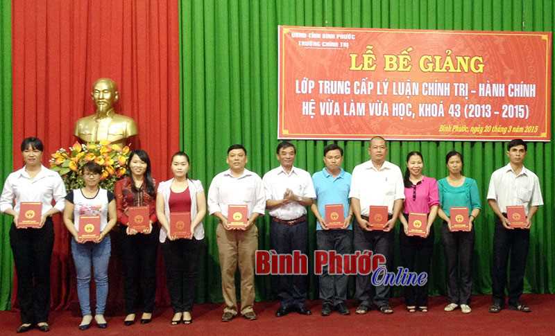 100% c&aacute;n bộ trưởng, ph&oacute; ph&ograve;ng cấp huyện v&agrave;&nbsp;tỉnh được đ&agrave;o tạo trung cấp ch&iacute;nh trị - h&agrave;nh ch&iacute;nh