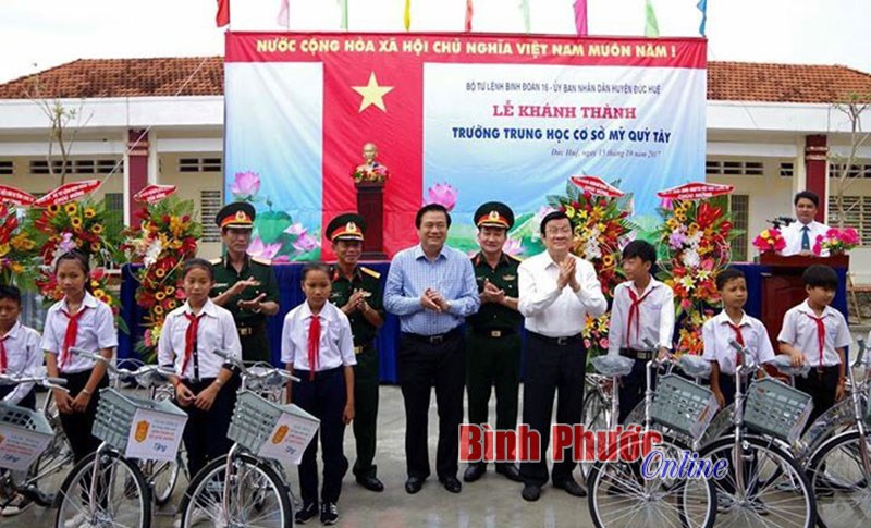 Binh đoàn 16 bàn giao Trường THCS Mỹ Quý Tây tại Long An