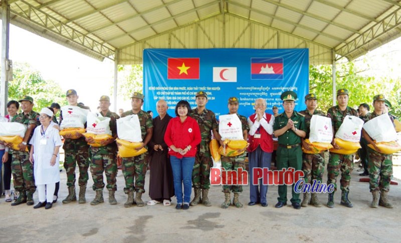 Khám bệnh, tặng quà lực lượng vũ trang Campuchia