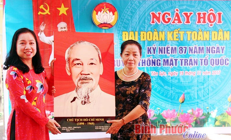 L&atilde;nh đạo tỉnh dự Ng&agrave;y hội đại đo&agrave;n kết to&agrave;n d&acirc;n tộc th&ocirc;n T&acirc;n Lực