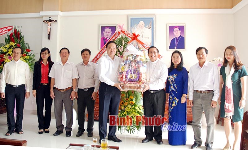 L&atilde;nh đạo tỉnh thăm v&agrave; ch&uacute;c mừng lễ gi&aacute;ng sinh gi&aacute;o phận Ph&uacute; Cường