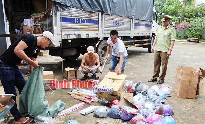 Lực lượng quản l&yacute; thị trường ti&ecirc;u hủy 21 mặt h&agrave;ng