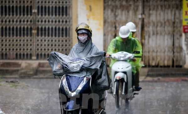 Biển Đông có gió giật cấp 8, mưa tiếp diễn ở cả ba miền