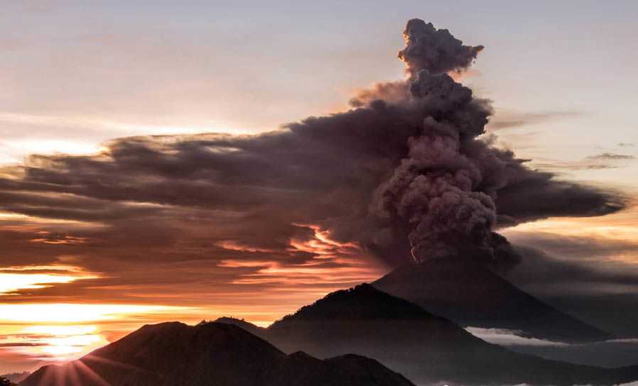 Nín thở xem núi lửa Indonesia phun trào, nhả khói độc cao 4 km 