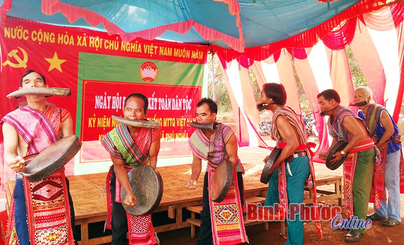 Ng&agrave;y hội đại đo&agrave;n kết ở Đắk U