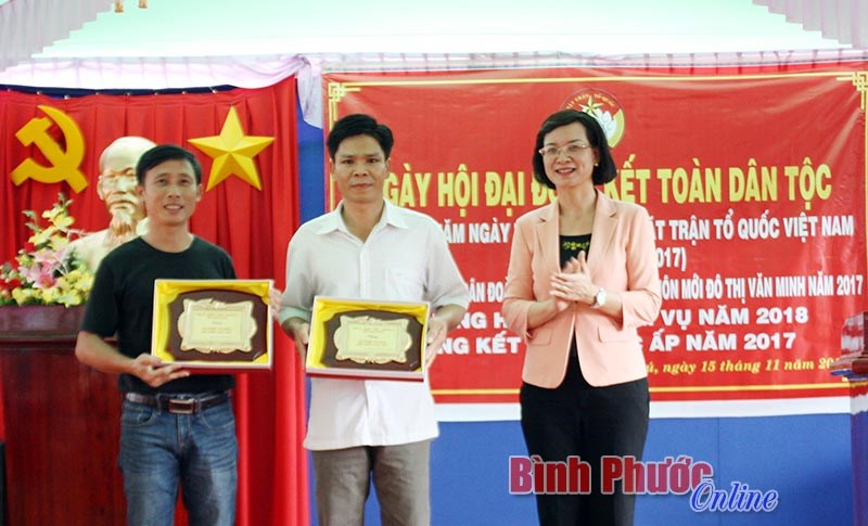 Đồng ch&iacute; Trưởng ban Tuy&ecirc;n gi&aacute;o Tỉnh ủy dự Ng&agrave;y hội đại đo&agrave;n kết to&agrave;n d&acirc;n tộc ở khu d&acirc;n cư ấp T&acirc;n Ph&uacute;