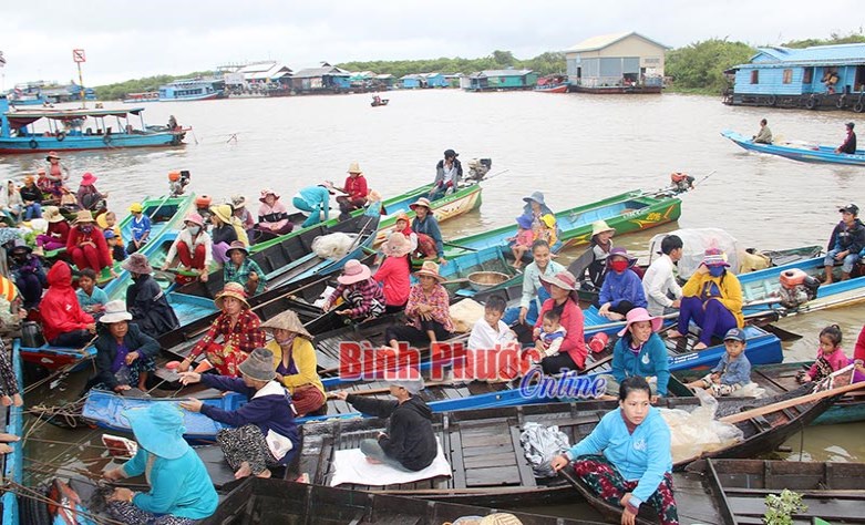 “Nhiễu điều phủ lấy giá gương”