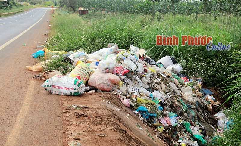 Đống r&aacute;c b&ecirc;n lề quốc lộ 14