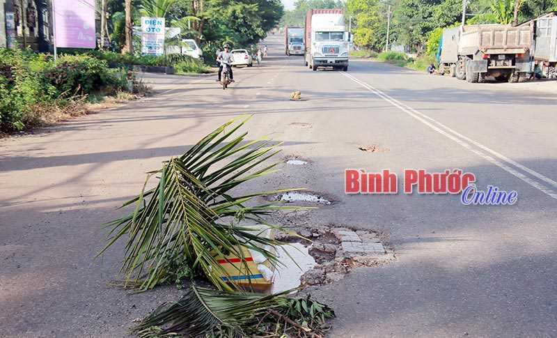 Hố s&acirc;u giữa đường