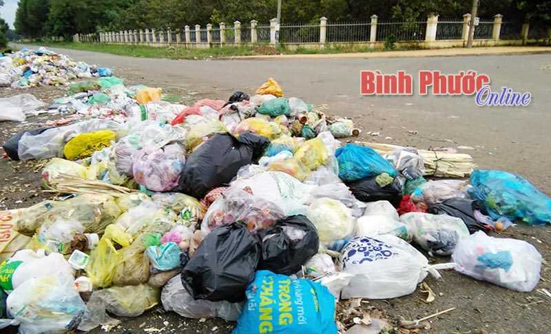 R&aacute;c thải tr&agrave;n ra đường