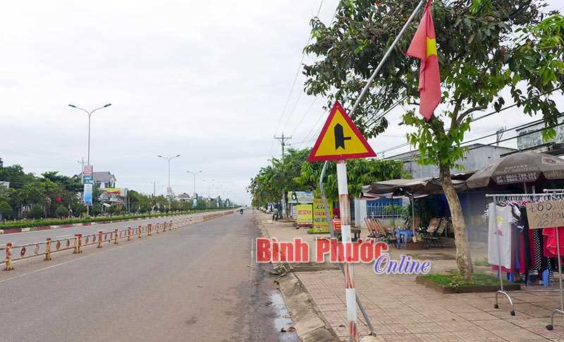 Cột cờ kh&ocirc;ng c&ograve;n &ldquo;theo mẫu&rdquo;