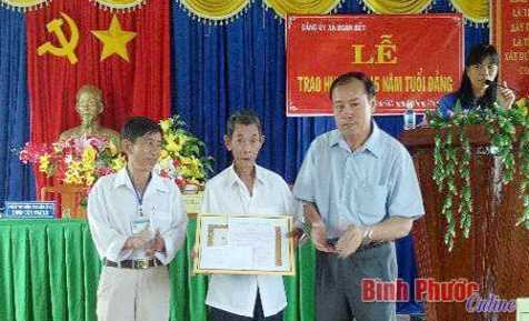 Trao tặng Huy hiệu 45 năm tuổi Đảng cho đồng ch&iacute; Phạm Văn Đ&ocirc;