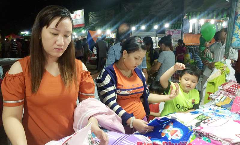 Bù Đăng khai mạc phiên chợ hàng việt về nông thôn