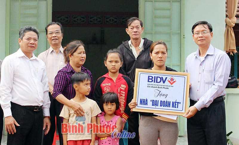 Phước Long: Bàn giao 2 căn nhà “Nghĩa tình Sông Bé yêu thương”