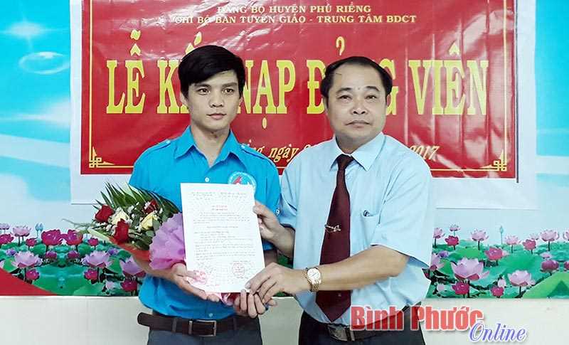 Ph&uacute; Riềng: 9 th&aacute;ng kết nạp 96 đảng vi&ecirc;n