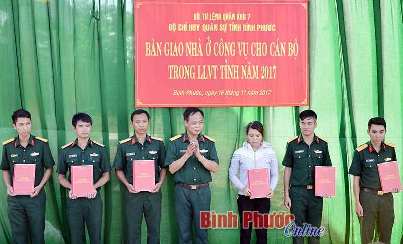 Bộ CHQS tỉnh b&agrave;n giao nh&agrave; c&ocirc;ng vụ