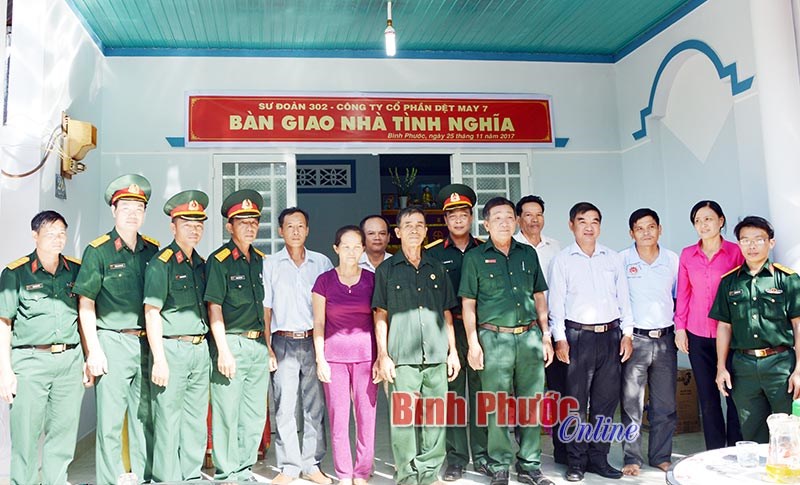 Thắm t&igrave;nh qu&acirc;n d&acirc;n từ hoạt động về nguồn