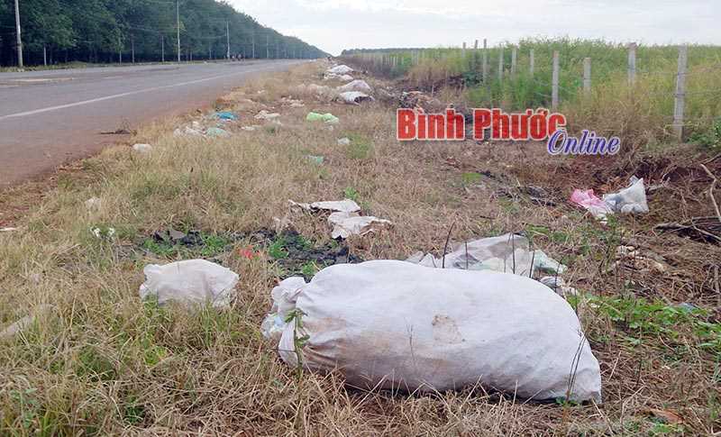 R&aacute;c ngập đường