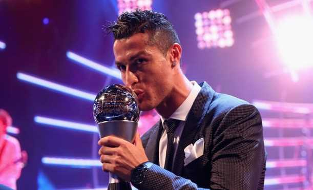 Cristiano Ronaldo giành danh hiệu Cầu thủ xuất sắc nhất FIFA