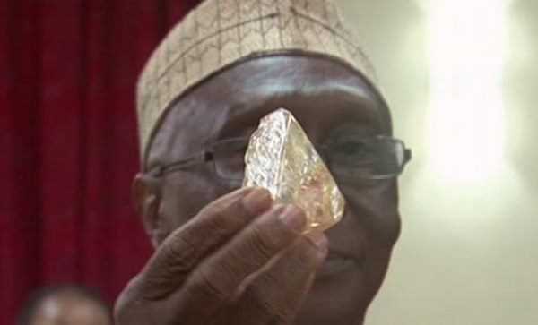Tìm thấy 1 viên kim cương thô khổng lồ tại Sierra Leone