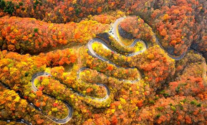 Sững sờ vẻ đẹp cung đường nguy hiểm nhất thế giới khi thu về