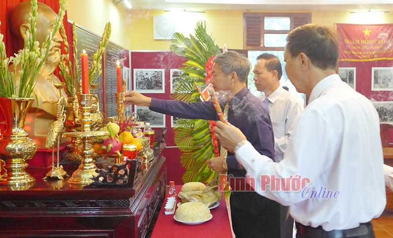 D&acirc;ng hương nh&acirc;n kỷ niệm 43 năm giải ph&oacute;ng Đồng Xo&agrave;i