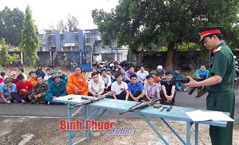 B&Ugrave; ĐĂNG: Huấn luyện lực lượng tự vệ khối cơ quan