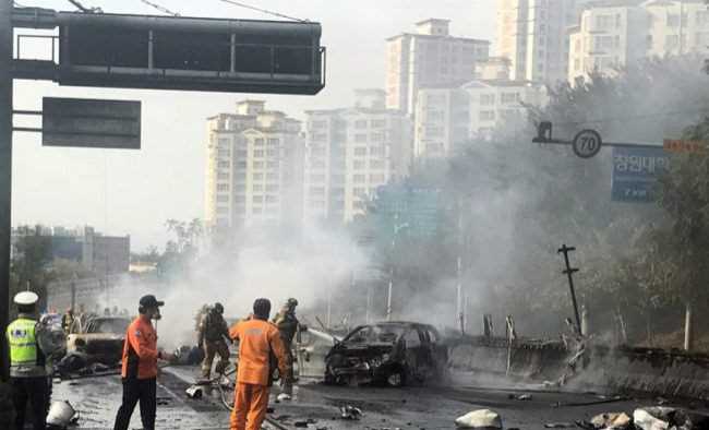 Xe chở dầu đâm vào dải phân cách làm nhiều người thương vong